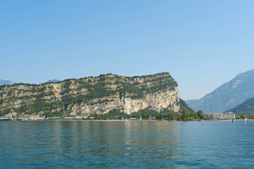 Felsmassiv des Monte Brione am Ufer des Gardasee zwischen den Orten Linfano und Riva del garda in...