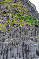 Spectaculaires colonnes de basalte hexagonales de la plage de Reynisfjara, dans le sud de l'Islande