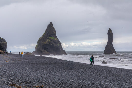 Reynisdrangar, les aiguilles basaltiques qui &eacute;mergent de l'oc&eacute;an de la plage de Reynisfjara, dans le sud de l'Islande