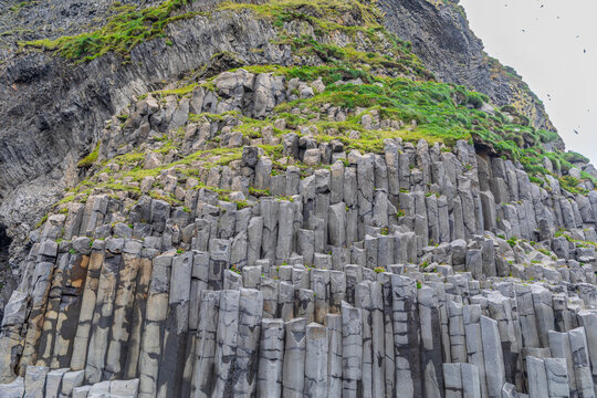 Spectaculaires colonnes de basalte hexagonales de la plage de Reynisfjara, dans le sud de l'Islande