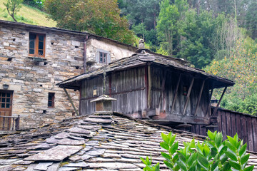 El viejo hórreo de madera © mareguera
