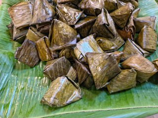 Khanom Thian, a traditional Thai-Chinese dessert also known as Stuffed Dough Pyramid Dessert. 