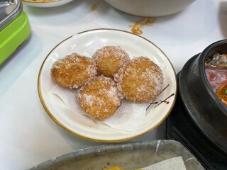 동그란 접시에 담긴 맛있는 도너츠