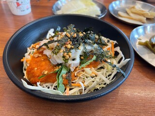 검은색 볼에 담긴 맛있는 샐러드