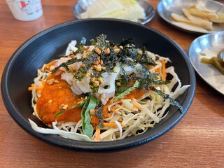 검은색 볼에 담긴 맛있는 샐러드