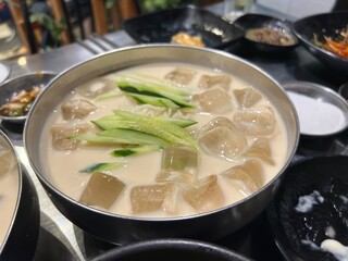 스테인레스 볼에 담긴 맛있는 콩국수