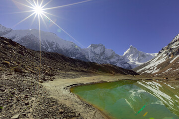 Kedartal, a high-altitude glacial lake nestled at approximately 16,000 feet, offers an experience like no other. Standing at the lake’s edge is profoundly moving, with Mount Thalaysagar’s pyramid-like