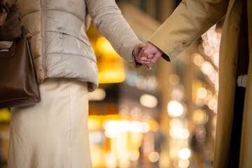 Obraz premium 手を繋ぐ男女 イルミネーション