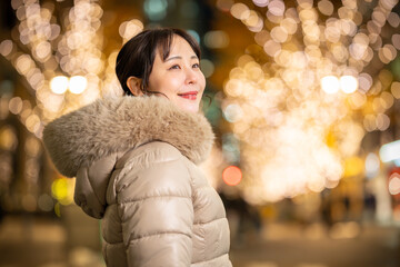 女性　イルミネーション