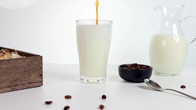 Video mit Milchkaffe und Kuchen