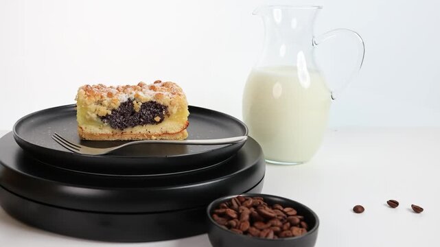 Mohnkuchen mit Pudding dreht sich auf einer Platte