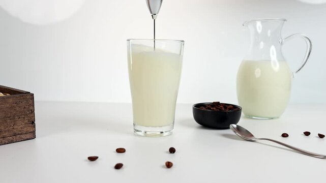 Milch im Glas aufsch&auml;umen