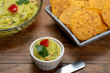 Guacamole com tortilla chips Um lanche delicioso