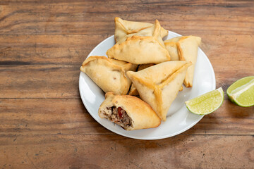 Delicious sfiha enclosed in a dish with lemon