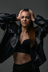 Naklejka premium Model expressing intense emotion in a dark studio setting with dramatic lighting