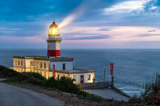 El faro de Silleiro, situado en la costa atl&aacute;ntica cerca de Baiona, Galicia, Espa&ntilde;a, se muestra al atardecer. Foto tomada el 28 de agosto de 2025.