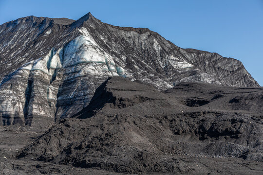 Incroyable glace noire, blanche et bleue du glacier de K&ouml;tluj&ouml;kull qui recouvre le volcan actif de Katla, dans le sud de l'Islande
