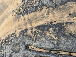 La beauté brute et sauvage de la mer qui s’est retirée sur la plage de Fanore