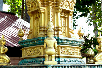 oradores dorados en la estructura funeraria