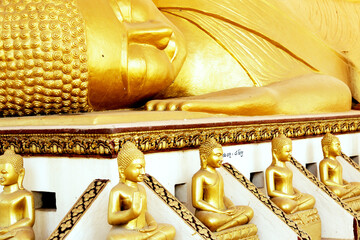 gran buda reclinado con pequeñas replicas