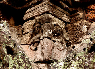 pareja de personajes femeninos en el vértice de la columna