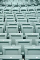 Sitzreihen einer Freiluftb&uuml;hne