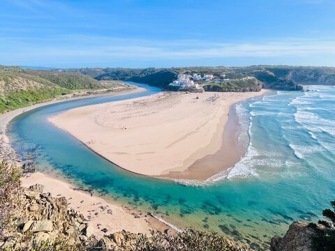 Praia de Odeceixe vue des falaises &ndash; paysage c&ocirc;tier et oc&eacute;an Atlantique en Algarve