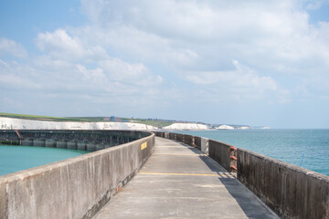 Obraz premium Scenic view of the coastal path in Brighton under a clear sky during the summer