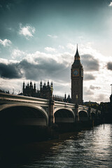 Naklejka premium Exploring London near the Thames River with Big Ben and the Houses of Parliament in the background during a cloudy afternoon