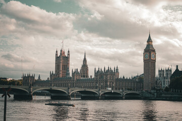 Fototapeta premium Views of iconic London landmarks by the River Thames featuring Big Ben and the Houses of Parliament
