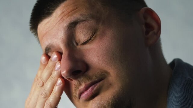 Allergy sufferers rub their eyes due to inflammation and eye pain caused by allergies.
Inflammation of the eyeball and pain due to allergies.
Eye sensitivity and blindness.
Eye strain due to work.