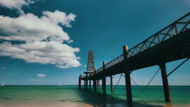 timelapse du ponton de mer a port leucate avec deux voiliers qui passent