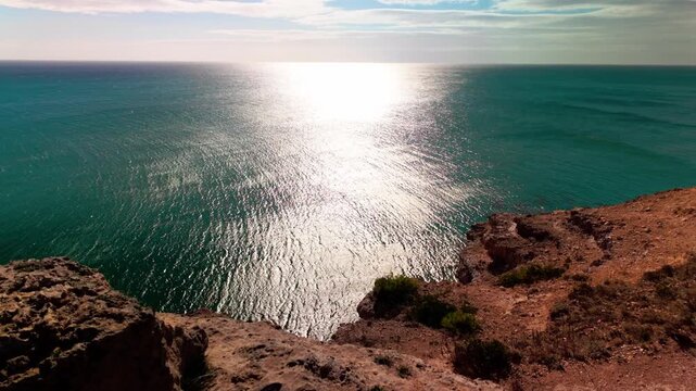  mer m&eacute;diterann&eacute;e depuis le haut d'une falaise