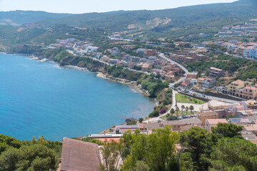 Obraz premium Scenic Coastal View of a Cliffside Town from Above Castelsardo