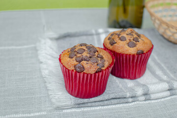 Dos panques caseros de chocolate en una mesa