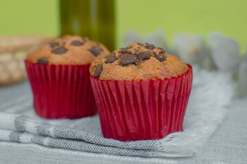 Toma a detalle de dos panques de cholate en una mesa color gris