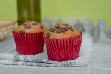 Plano a detalle de dos panques con chispas de chocolate en una mesa en una cocina