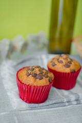 Bonita imagen de dos panques de vainilla con chispas de chocolate