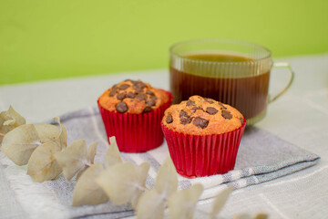 Hermoso plano horizontal de dos panques de chocolate con una taza de café