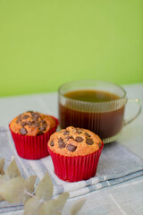 Desayuno dulce con pancakes de vainilla, chocolate y café americano