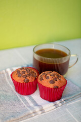 Pancakes servidos con chocolate acompañados de café sobre mantel gris