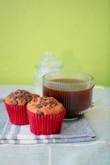 Pancakes dulces con café sobre mantel gris elegante