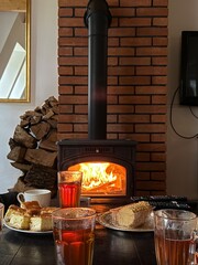 Lareira acesa em uma cabana nas montanhas com lenha queimando