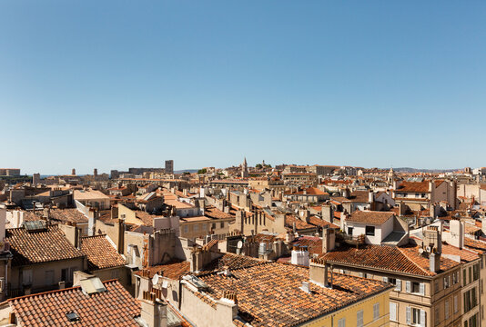 Vue sur les toits de Marseille et les b&acirc;timents historiques de la ville, avec un grand ciel bleu en arri&egrave;re-plan
