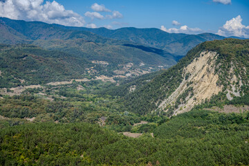 Naklejka premium Mountain valley with forests and cliffs