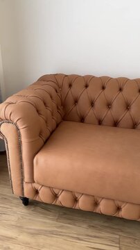 mob&iacute;lia sof&aacute; de capitone de couro classico 