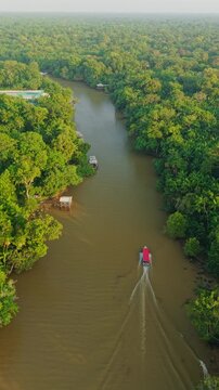 Voo sobre o Furo do Naz&aacute;rio, regi&atilde;o das Ilhas das On&ccedil;as em Frente a Bel&eacute;m do Par&aacute;