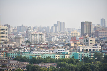 Obraz premium Urban Skyline with a Mix of Modern and Traditional Buildings