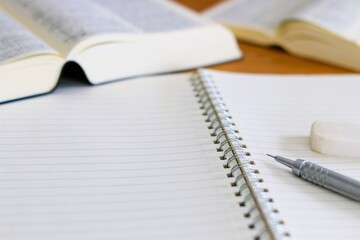 教育イメージ　テスト勉強　試験勉強　ノートと英和辞典　3:2