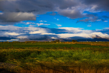 Obraz premium Dramatic Cloudscape Over Green Field in Iceland
